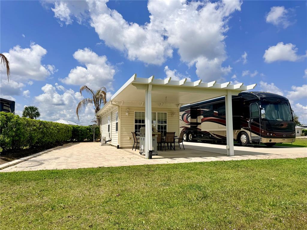 9501 Southeast 47th Way Webster, FL 33597 - Photo 11 of 35 a view of a house with yard and sitting area