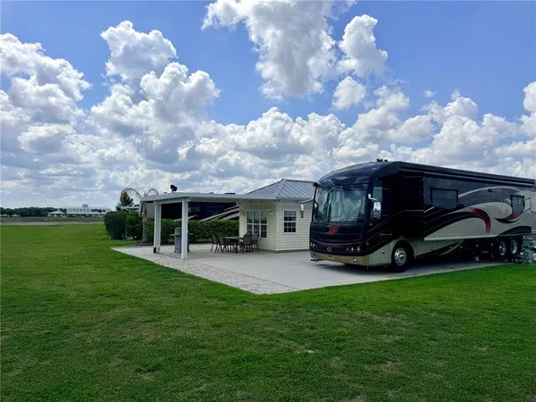 a view of a house with backyard