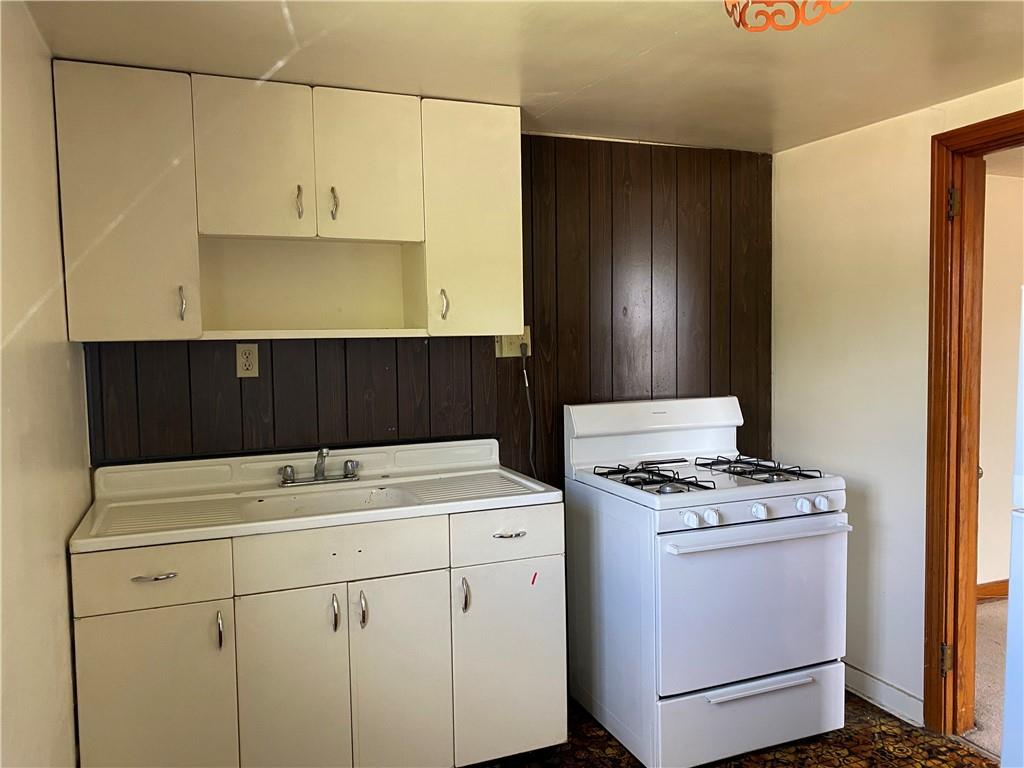 916 Russellton Road Cheswick, PA 15024 - Photo 5 of 10 a utility room with dryer and washer