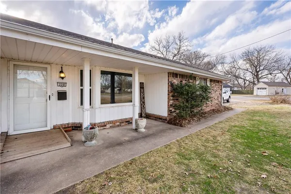 $185,000 | 220 East 2nd Avenue, Caney, KS 67333