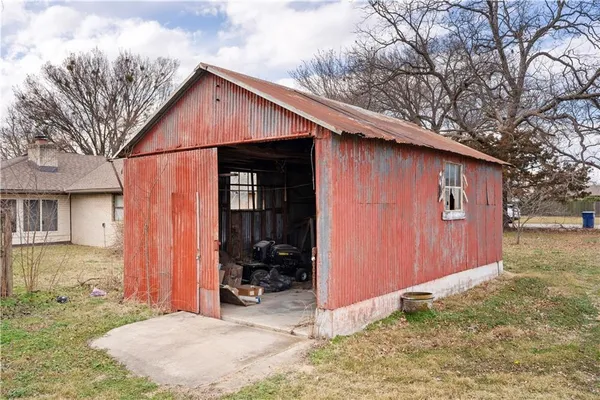 $185,000 | 220 East 2nd Avenue, Caney, KS 67333