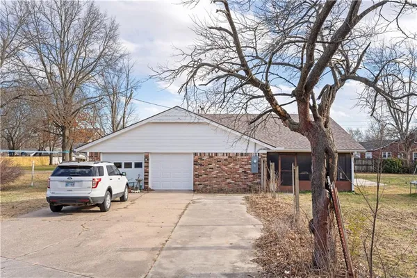 $185,000 | 220 East 2nd Avenue, Caney, KS 67333