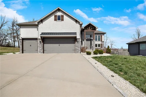 $535,000 | 905 Southeast Wood Ridge Court, Blue Springs, MO 64014