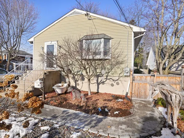 a view of backyard of the house