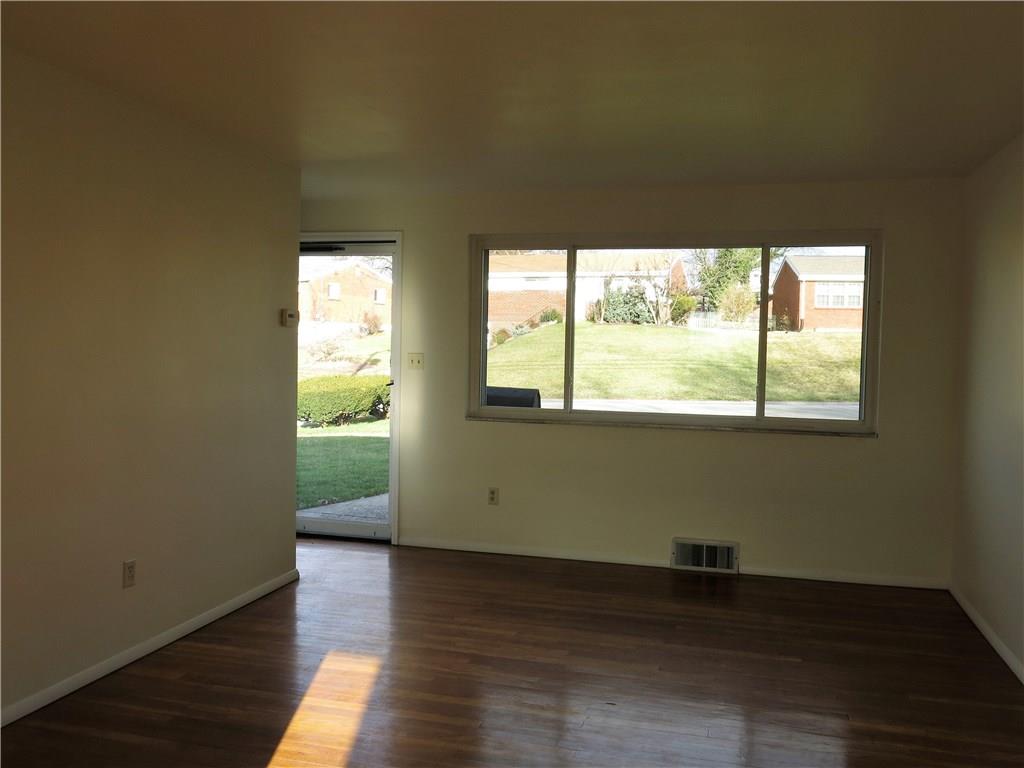 914 Lindsay Road Carnegie, PA 15106 - Photo 3 of 12 Living Room