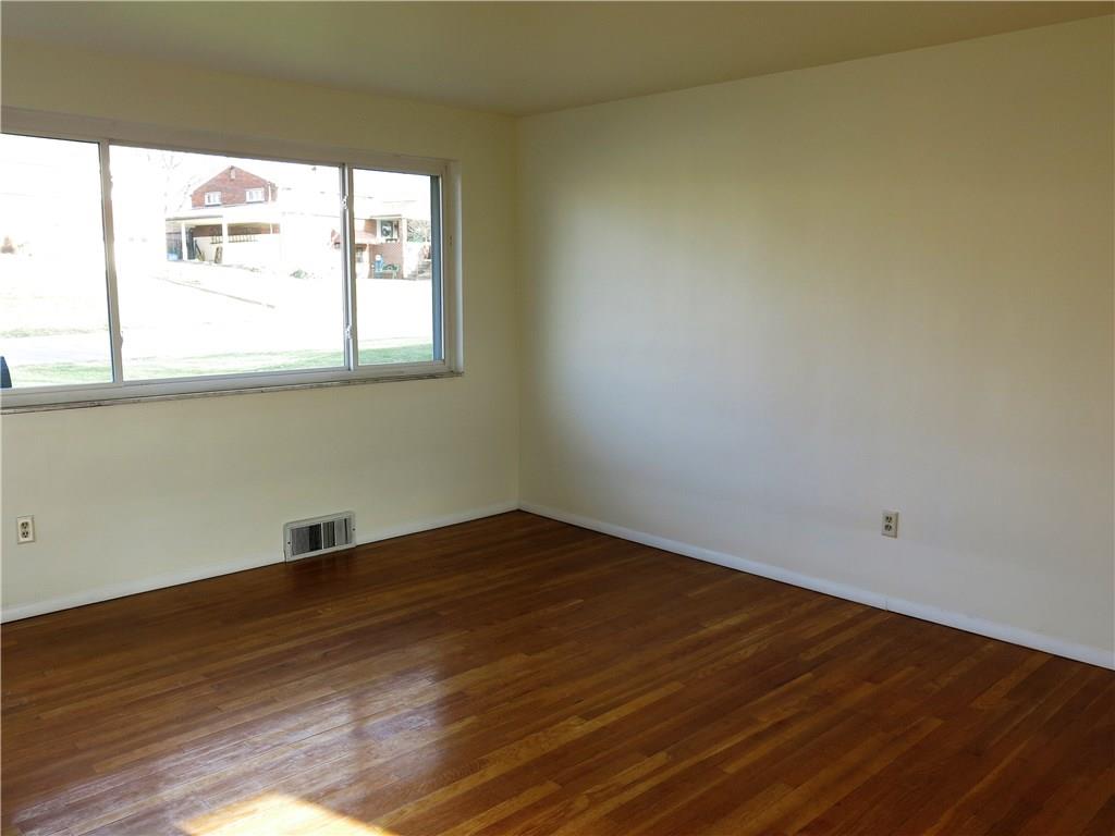 914 Lindsay Road Carnegie, PA 15106 - Photo 4 of 12 Living Room II