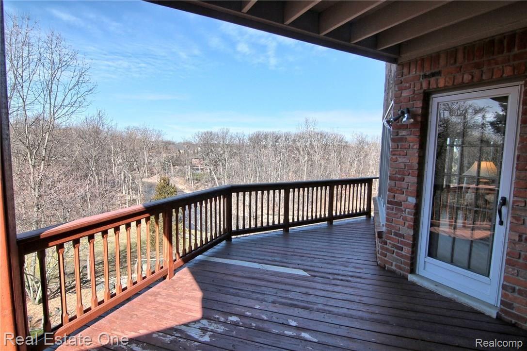 3362 Greenspring Lane Rochester, MI 48309 - Photo 32 of 40 Deck 2nd View.jpg