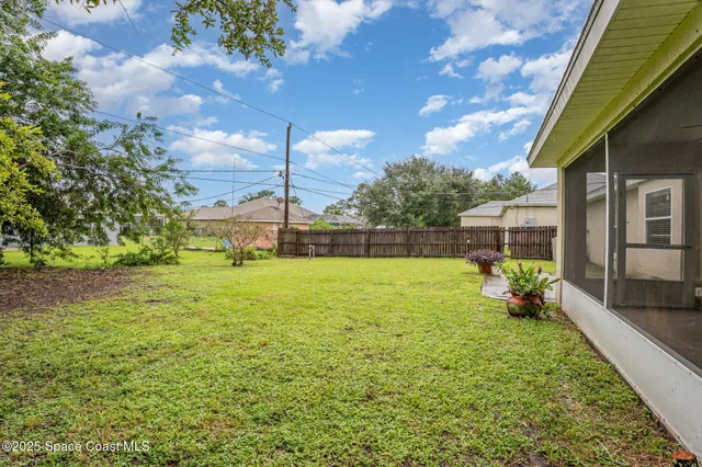 a view of yard with green space