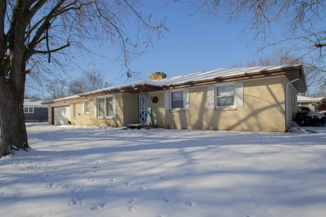 $299,900 | 2 Riverdale Circle, Watertown, WI 53094