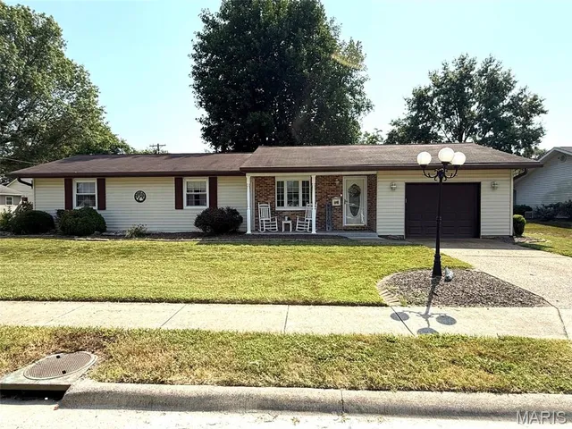 $299,000 | 290 North Elm Street, Breese, IL 62230