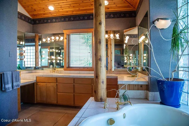 $4,300,000 | 440 Pringle, Hope, ID 83836