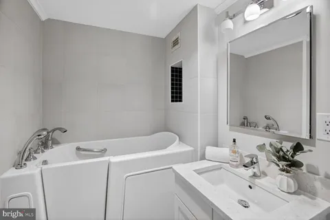 $500,000 | 10500 Rockville Pike, Unit 1624, Rockville, MD 20852