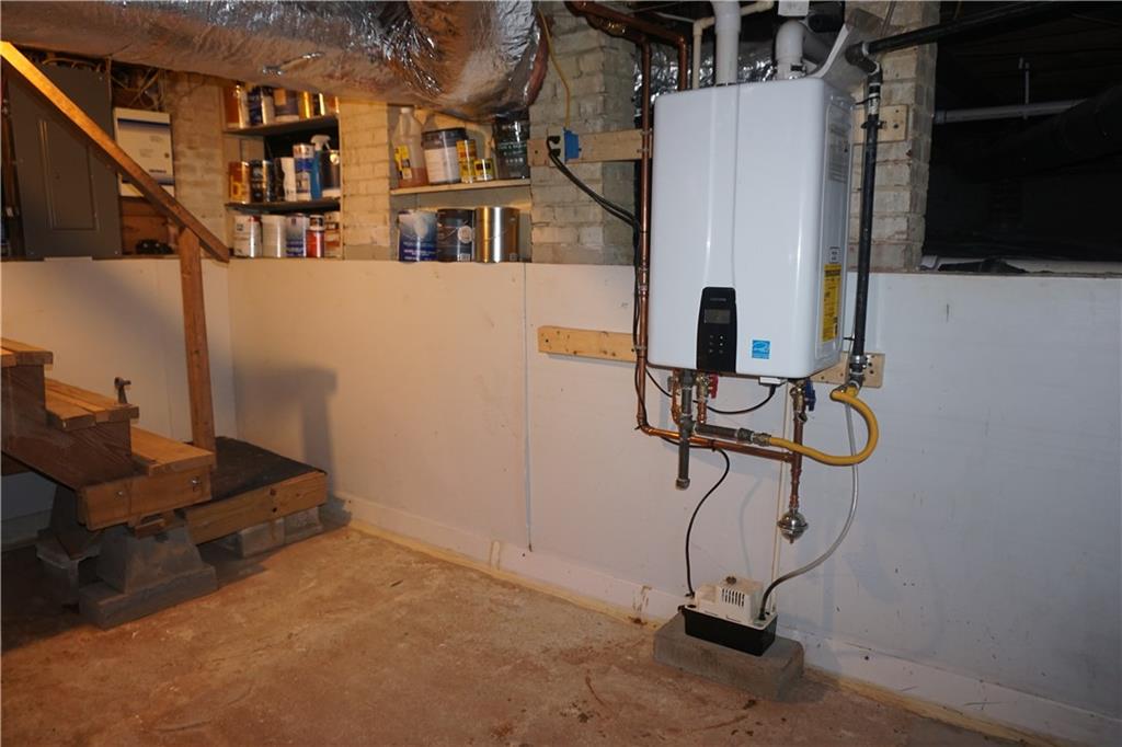 2210 Lenox Road Northeast Atlanta, GA 30324 - Photo 21 of 22 a room with gym equipment and the view of living room