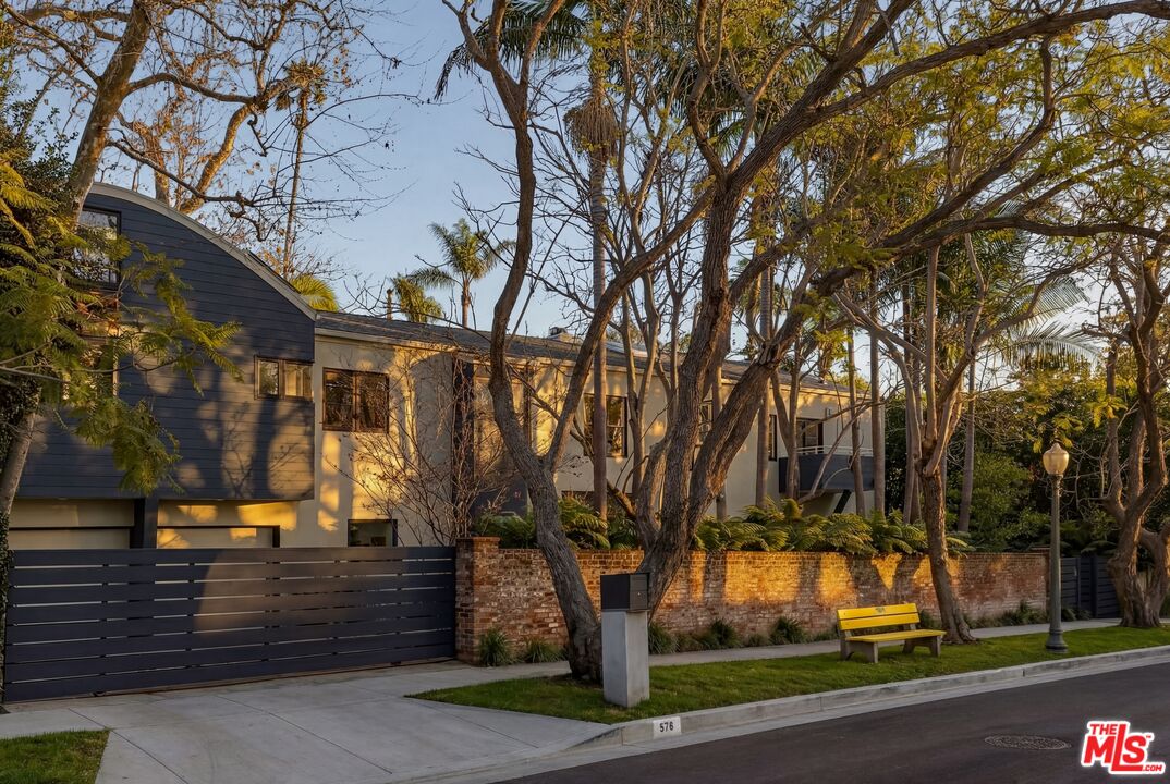 576 East Channel Road Santa Monica, CA 90402 - Photo 2 of 22 not sure