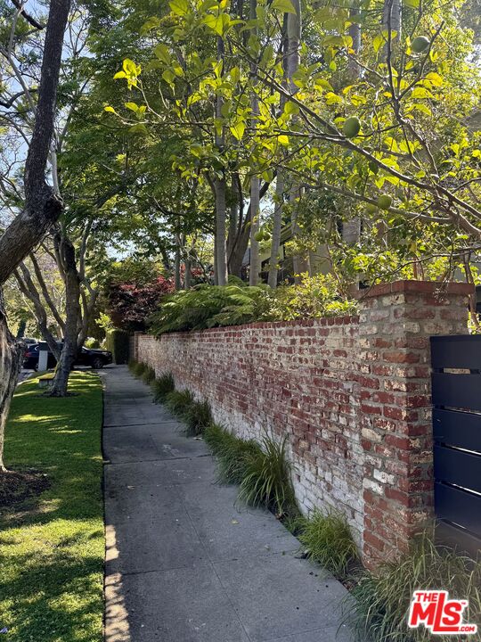 576 East Channel Road Santa Monica, CA 90402 - Photo 3 of 22 a pathway of a yard