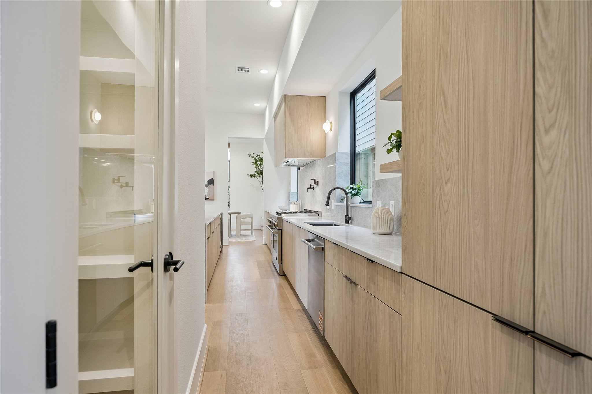 122 East 4th Street Houston, TX 77007 - Photo 13 of 38 Walk-in pantry with custom built-ins and glass door.