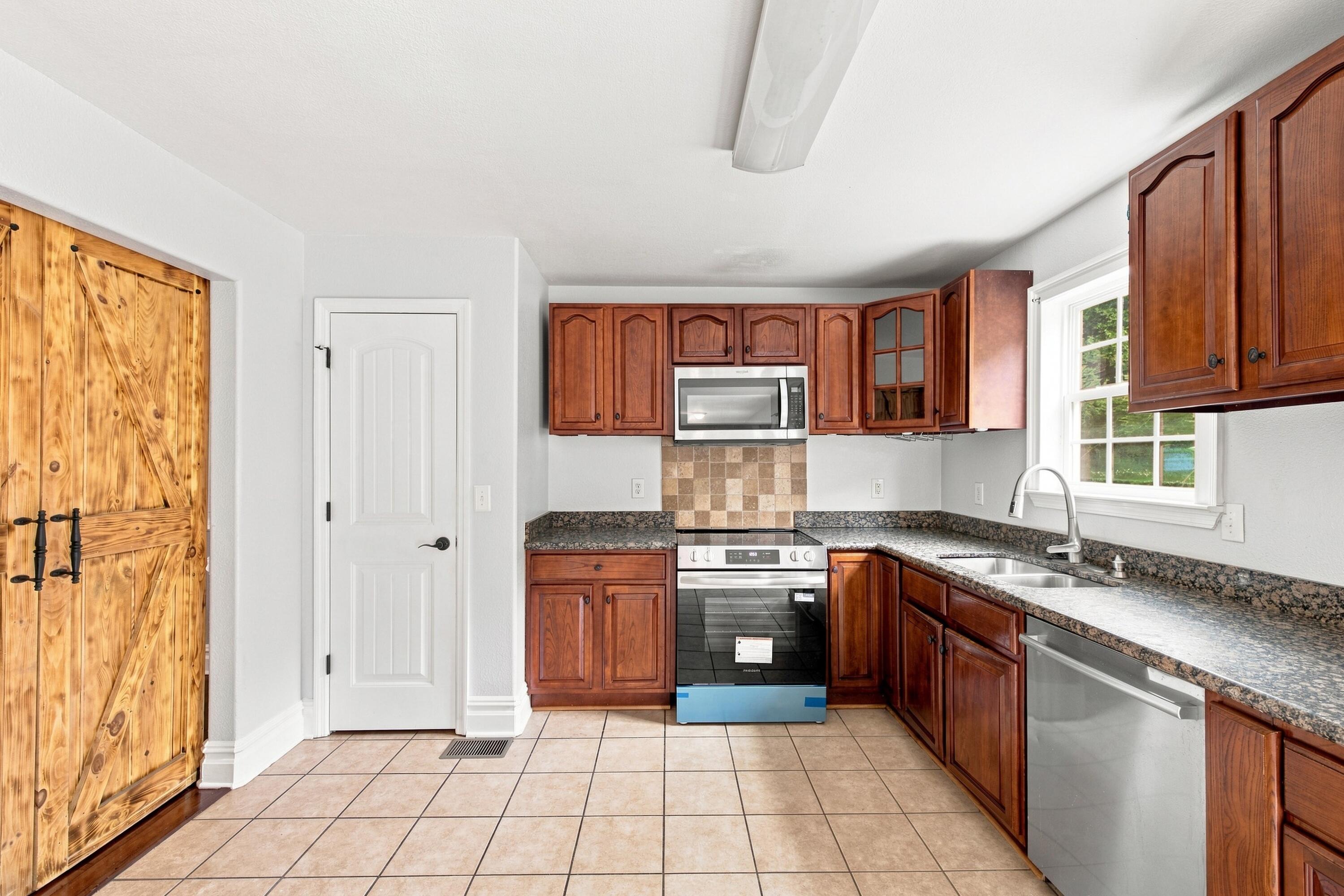 959 Lower Mill Road Hixson, TN 37343 - Photo 9 of 34 Kitchen