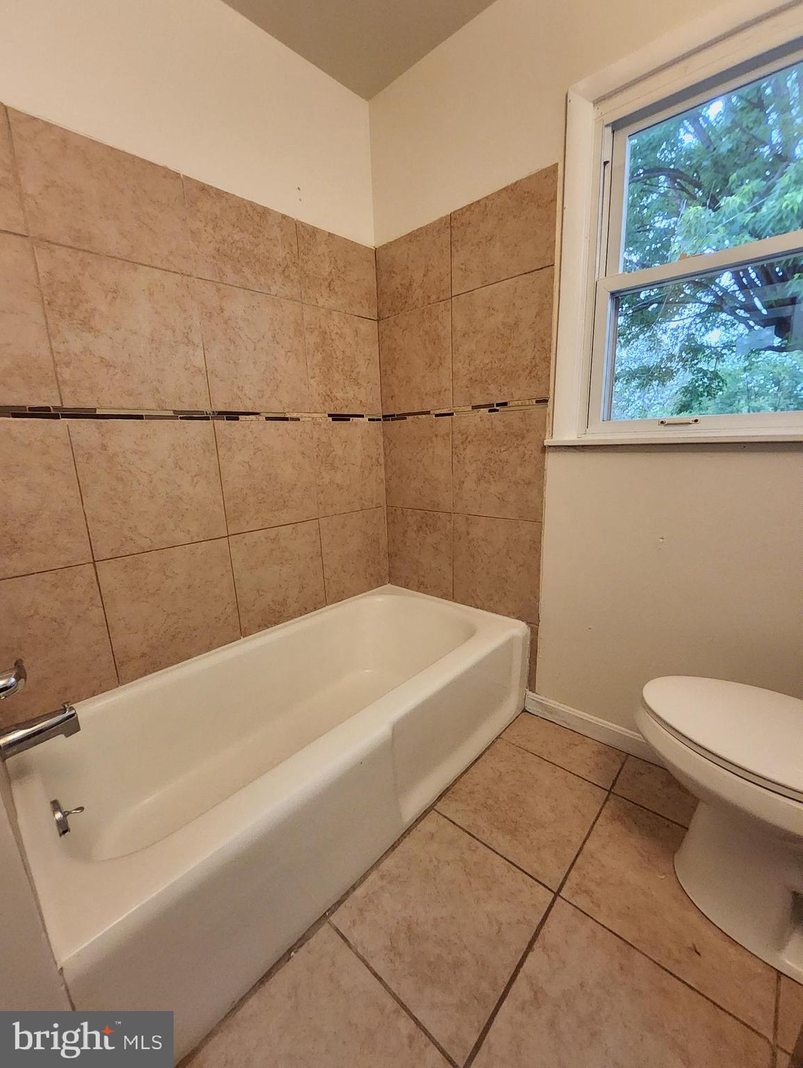 415 View Town Road Amissville, VA 20106 - Photo 18 of 19 a bathroom with a bathtub and toilet