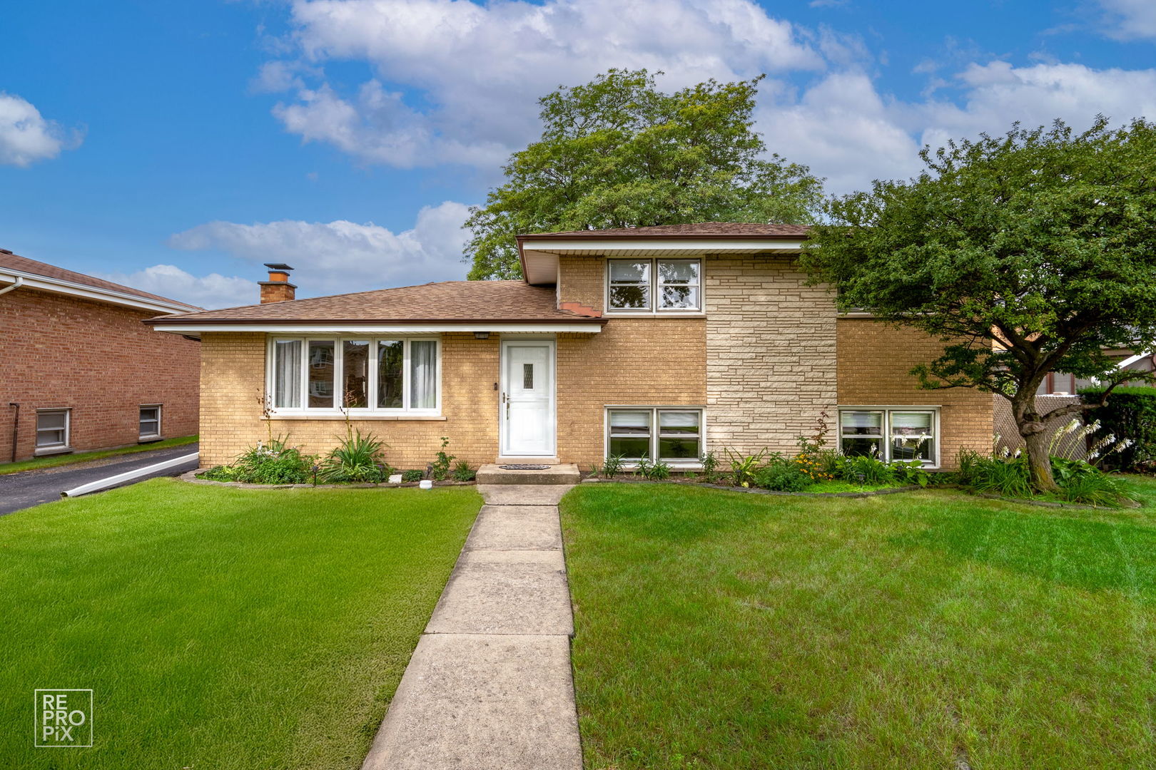 7706 South Oconto Avenue Bridgeview, IL 60455 - Photo 2 of 22