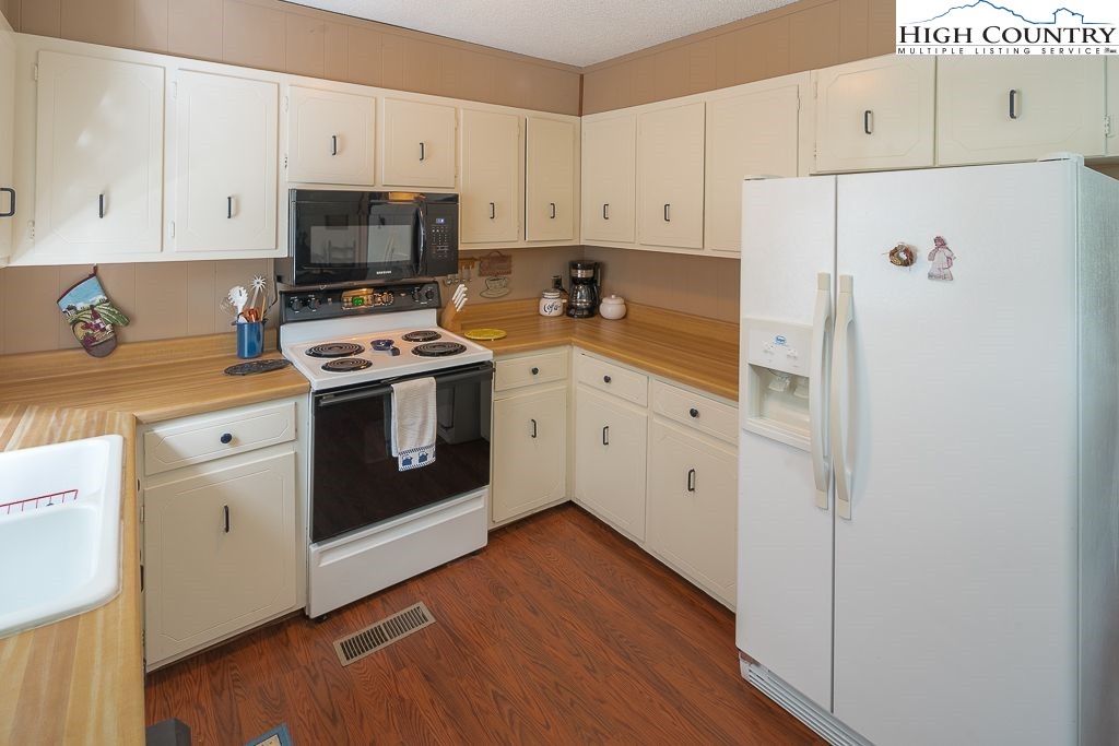 220 Lake Road Beech Mountain, NC 28604 - Photo 5 of 34 Gallery Image 5