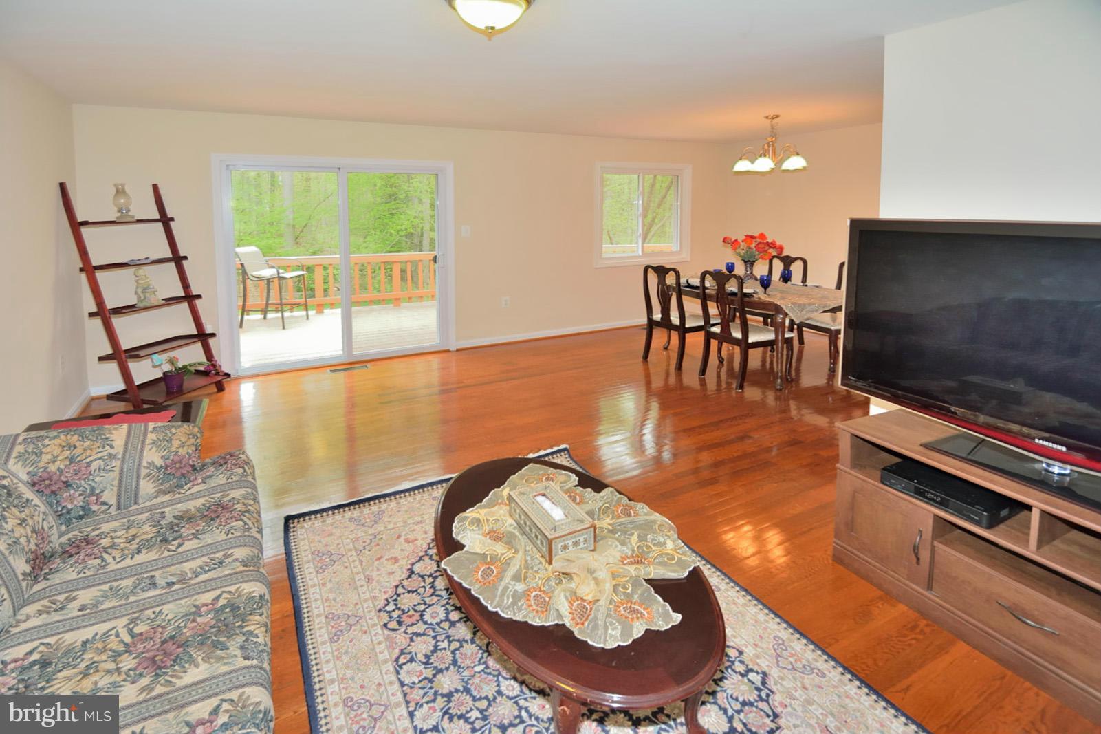 9522 Stevebrook Road Fairfax, VA 22032 - Photo 3 of 25 Living Room