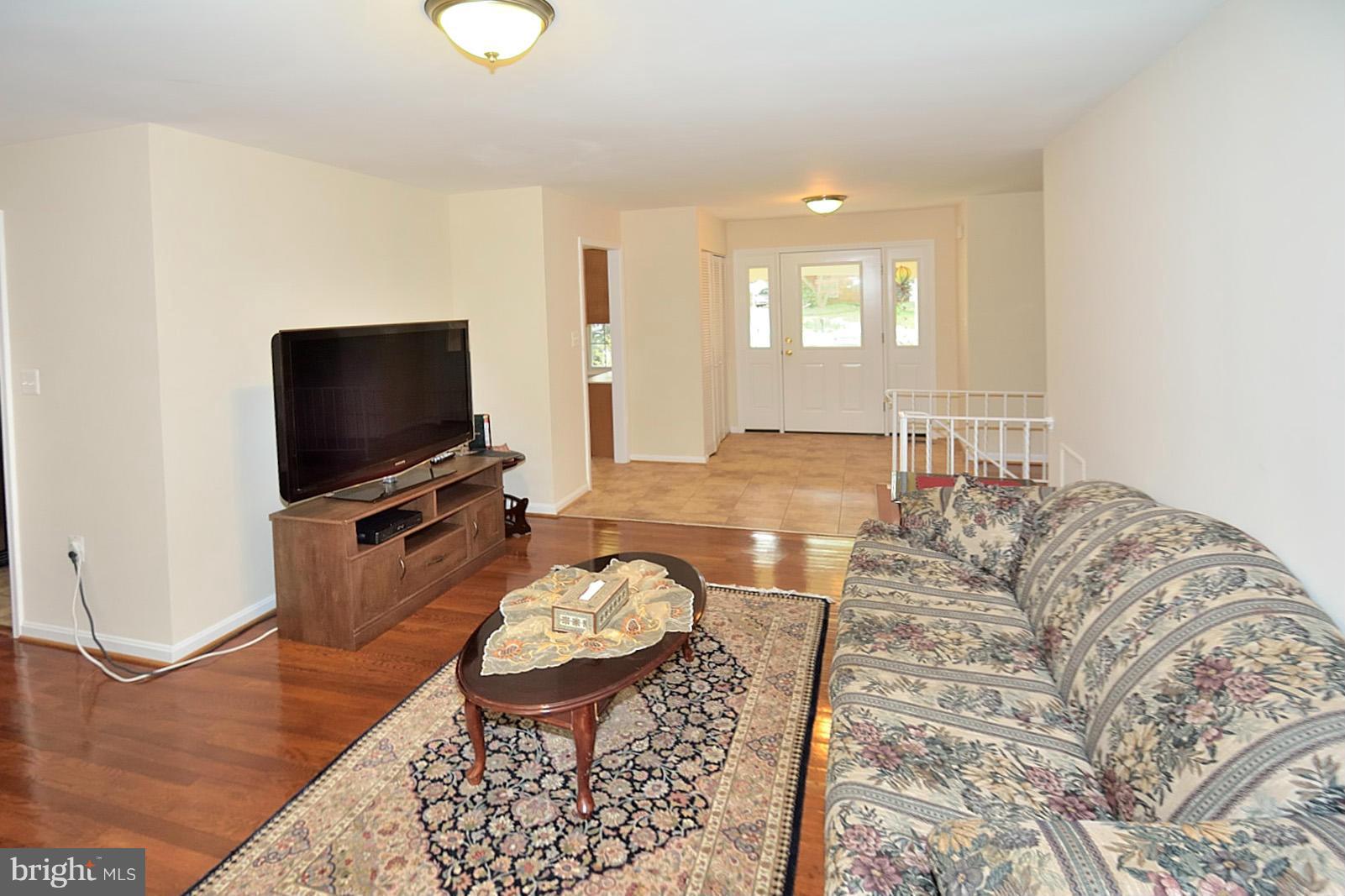9522 Stevebrook Road Fairfax, VA 22032 - Photo 4 of 25 Living Room