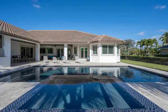 a view of house with a yard