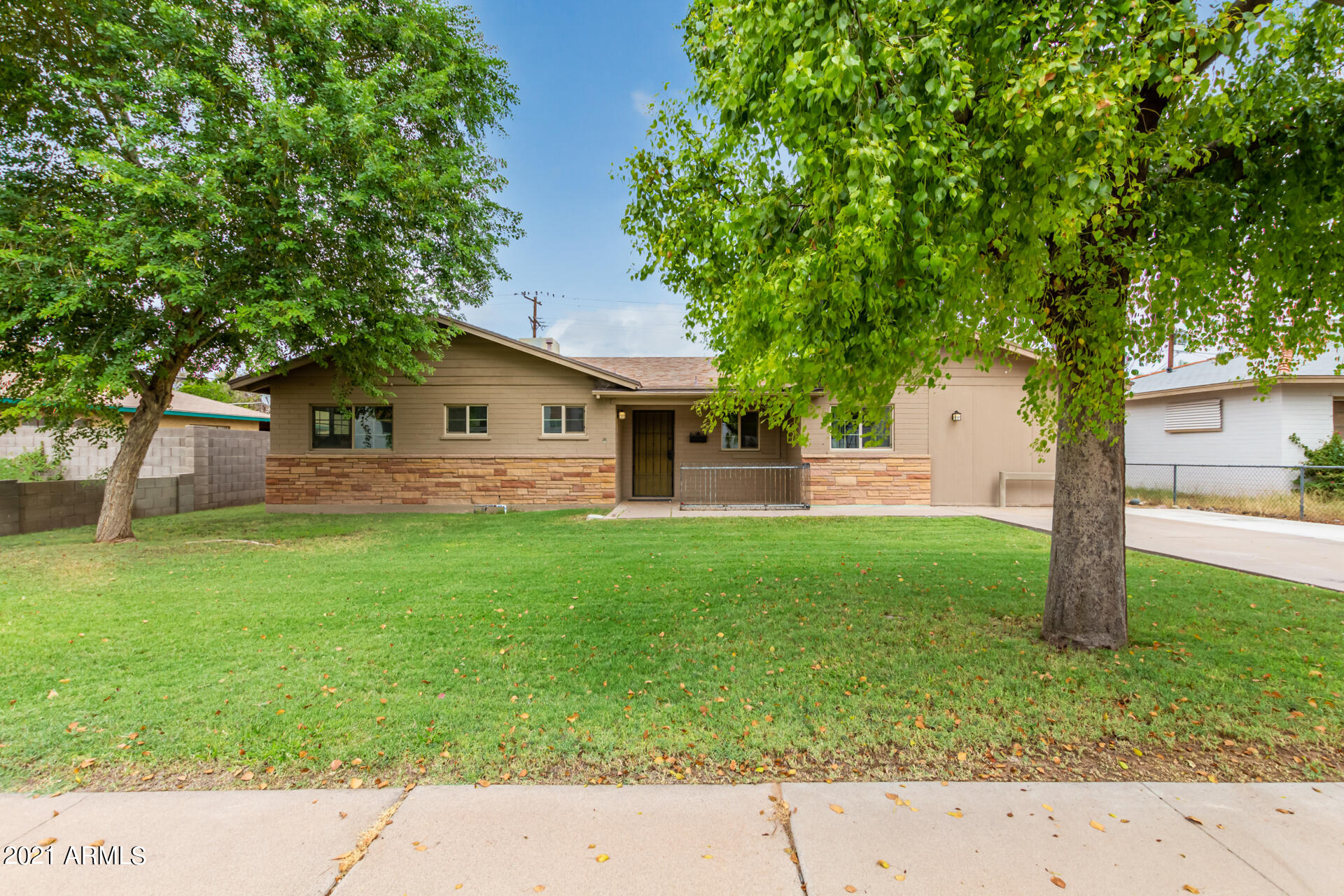 5410 East Thomas Road Phoenix, AZ 85018 - Photo 1 of 1 Side Walk View