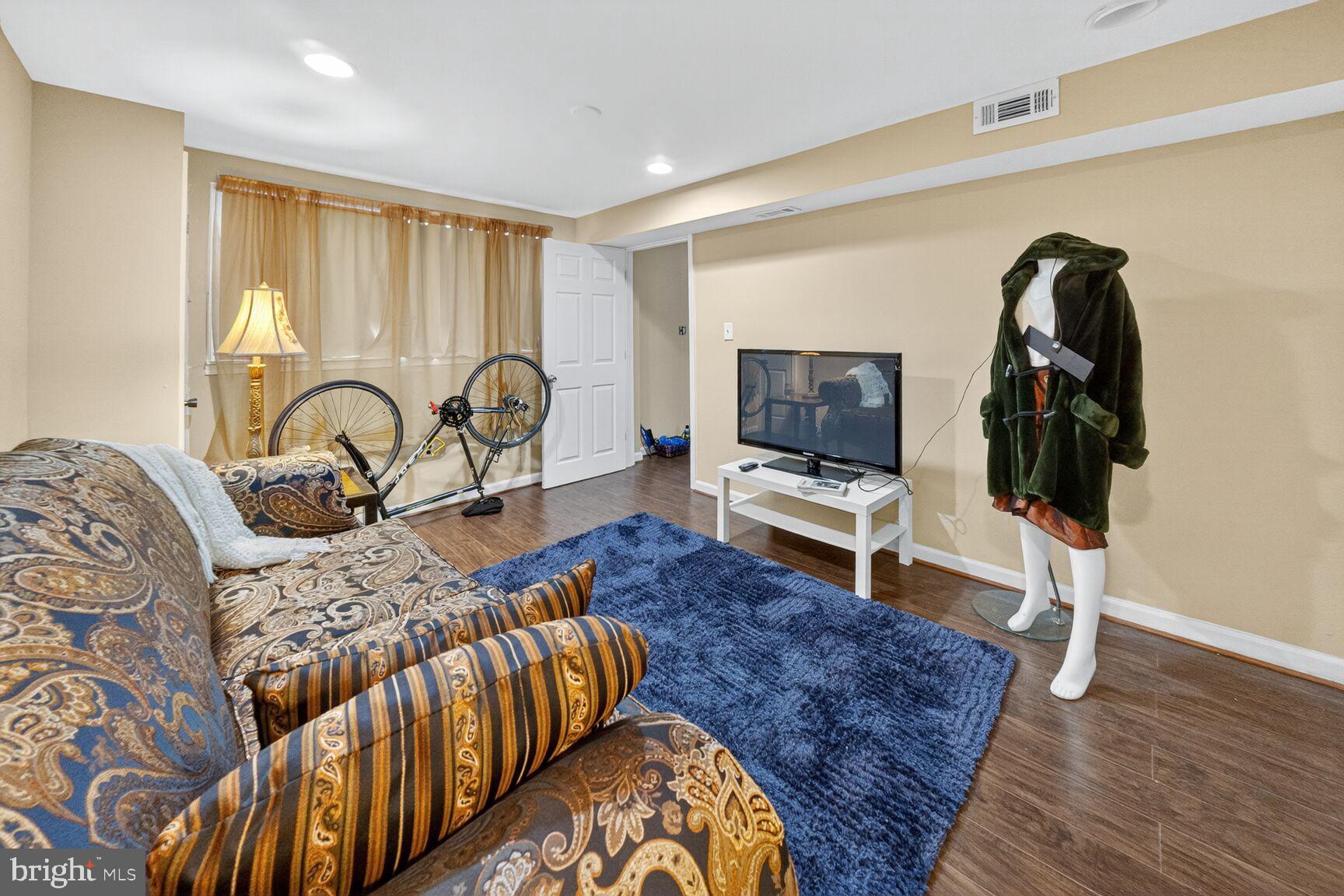 6117 Osborn Road Landover, MD 20785 - Photo 3 of 18 Cozy living space with vibrant decor.