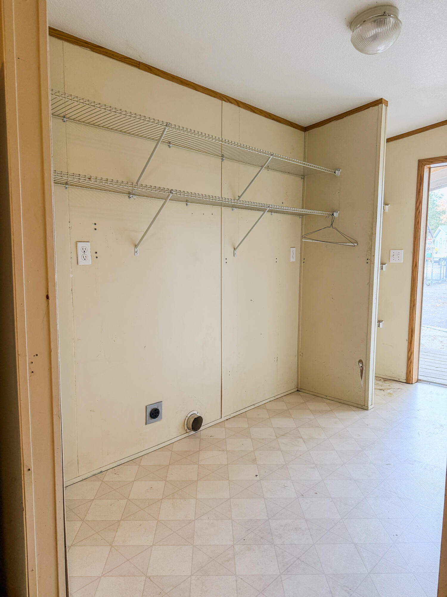 3610 Orindale Road Klamath Falls, OR 97601 - Photo 18 of 34 Laundry and pantry