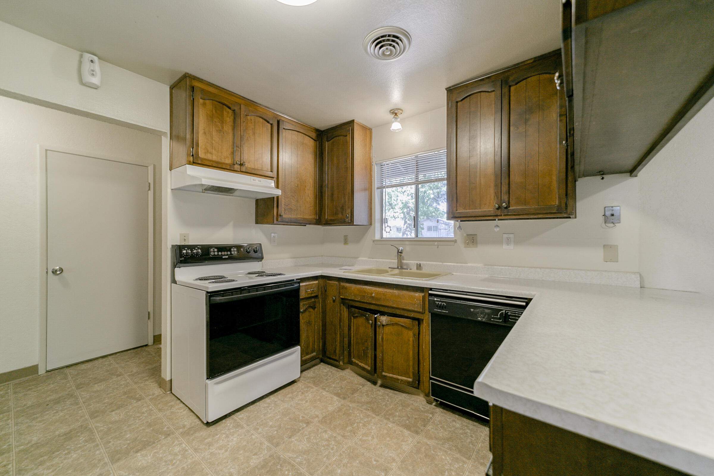 3681 Echo Road Redding, CA 96002 - Photo 5 of 19 a kitchen that has a sink and a stove