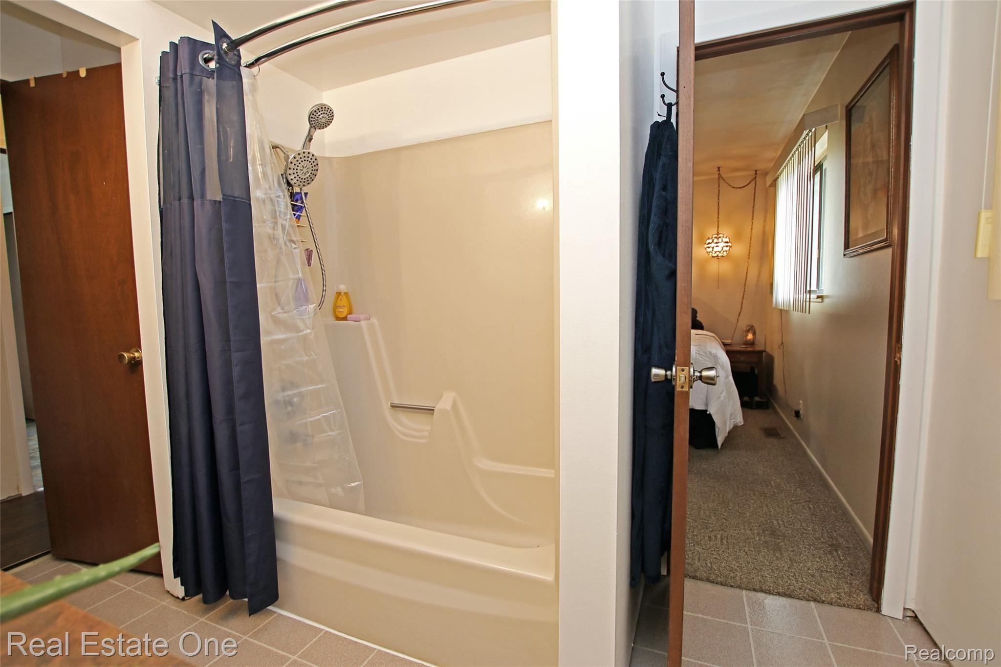 940 South Hurd Road Oxford, MI 48371 - Photo 24 of 57 24) Bathroom.jpg