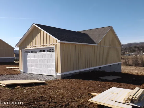 $400,000 | 955 Shawanee Road, Harrogate, TN 37752