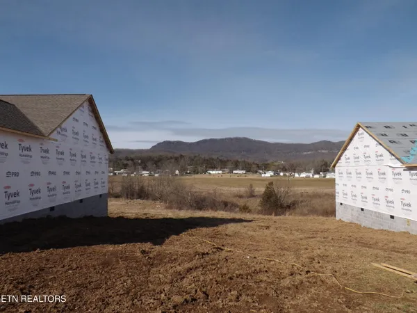 $400,000 | 955 Shawanee Road, Harrogate, TN 37752