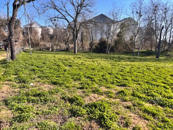 a view of a yard with a house