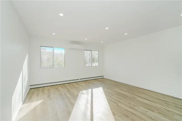 $875,000 | 22 Oakville Street | Willowbrook