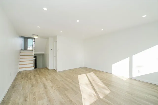 $875,000 | 22 Oakville Street | Willowbrook