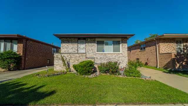 a front view of house with yard