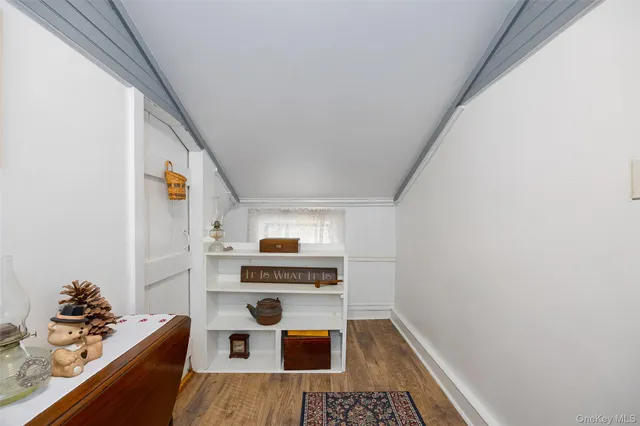 a picture of a wall with a floor