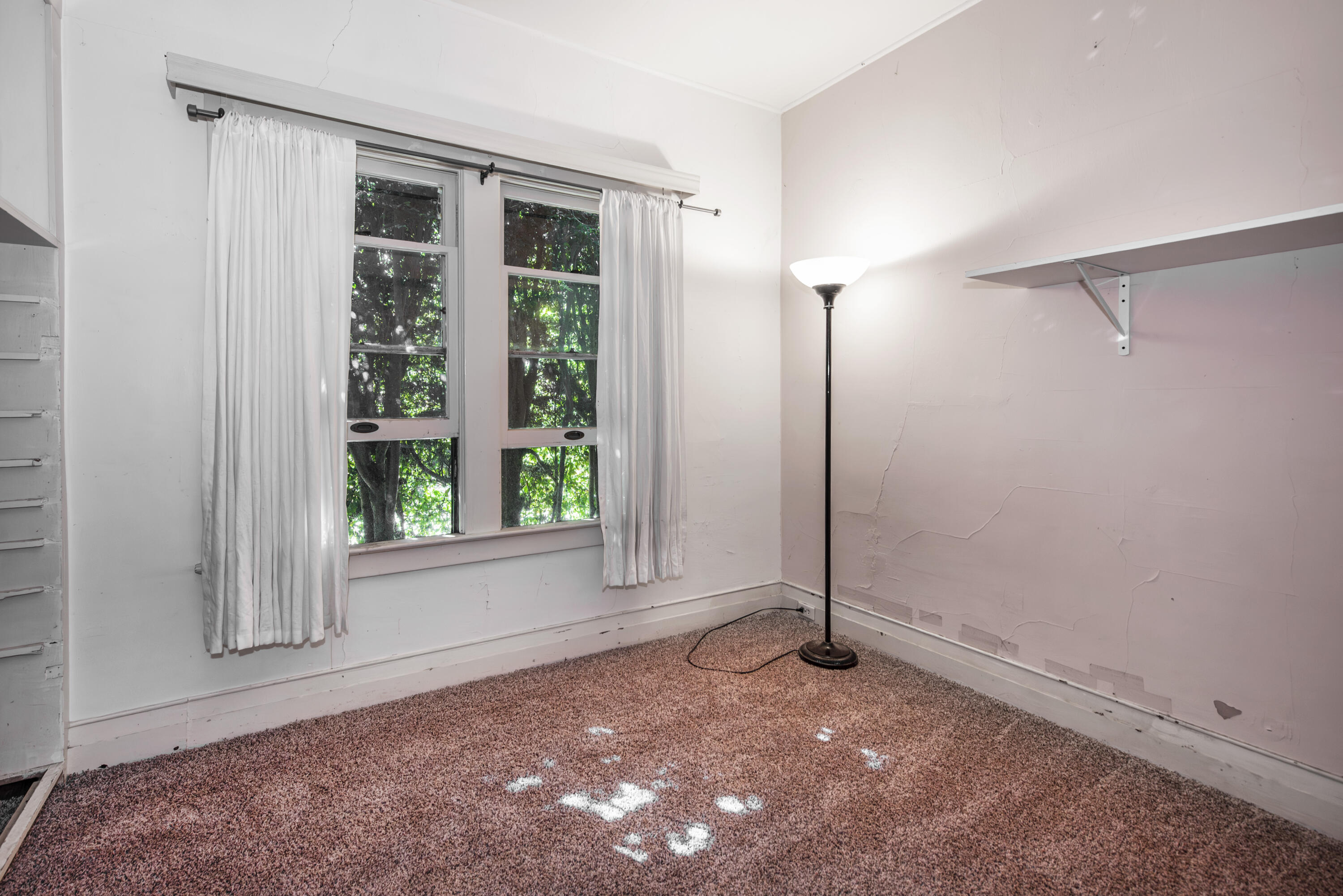 1126 Las Olas Avenue Santa Barbara, CA 93109 - Photo 19 of 24 an empty room with windows