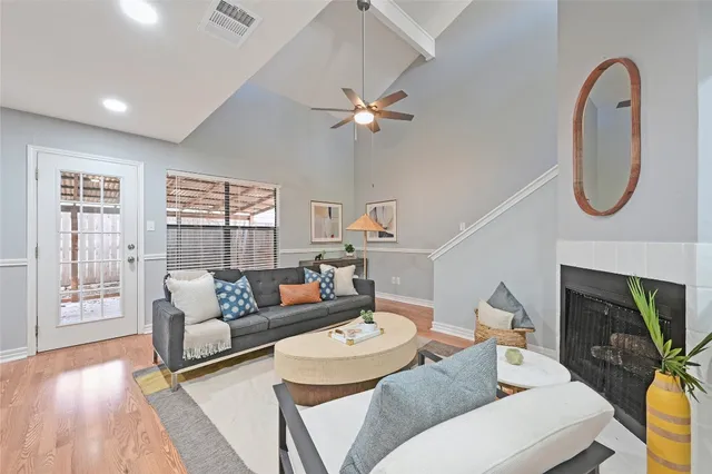 $1,850 | 512 Eberhart Lane, Unit 303, Austin, TX 78745