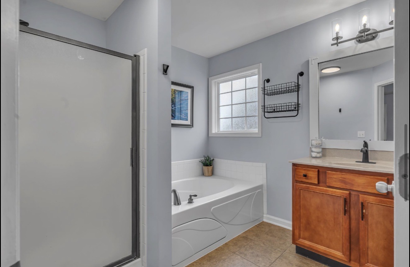 1589 Hedgewood Road Clarksville, TN 37042 - Photo 17 of 30 a bathroom with a tub sink and mirror