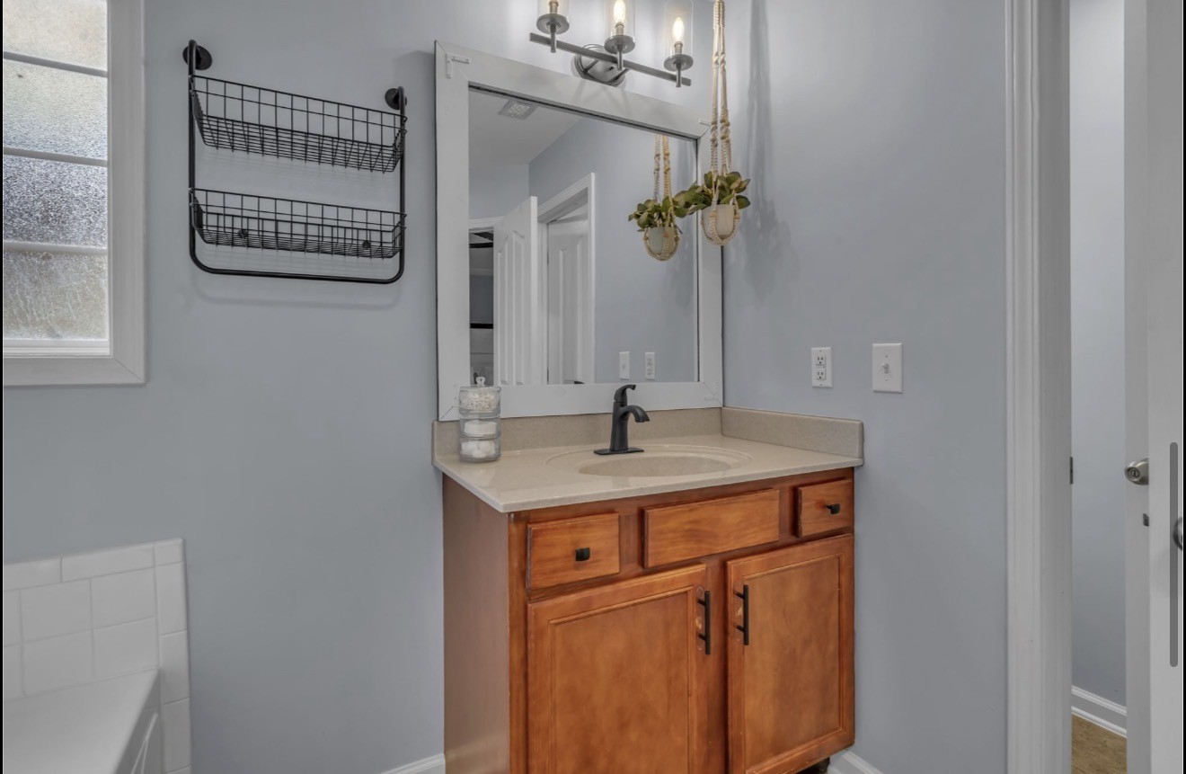 1589 Hedgewood Road Clarksville, TN 37042 - Photo 18 of 30 a bathroom with a sink and a mirror
