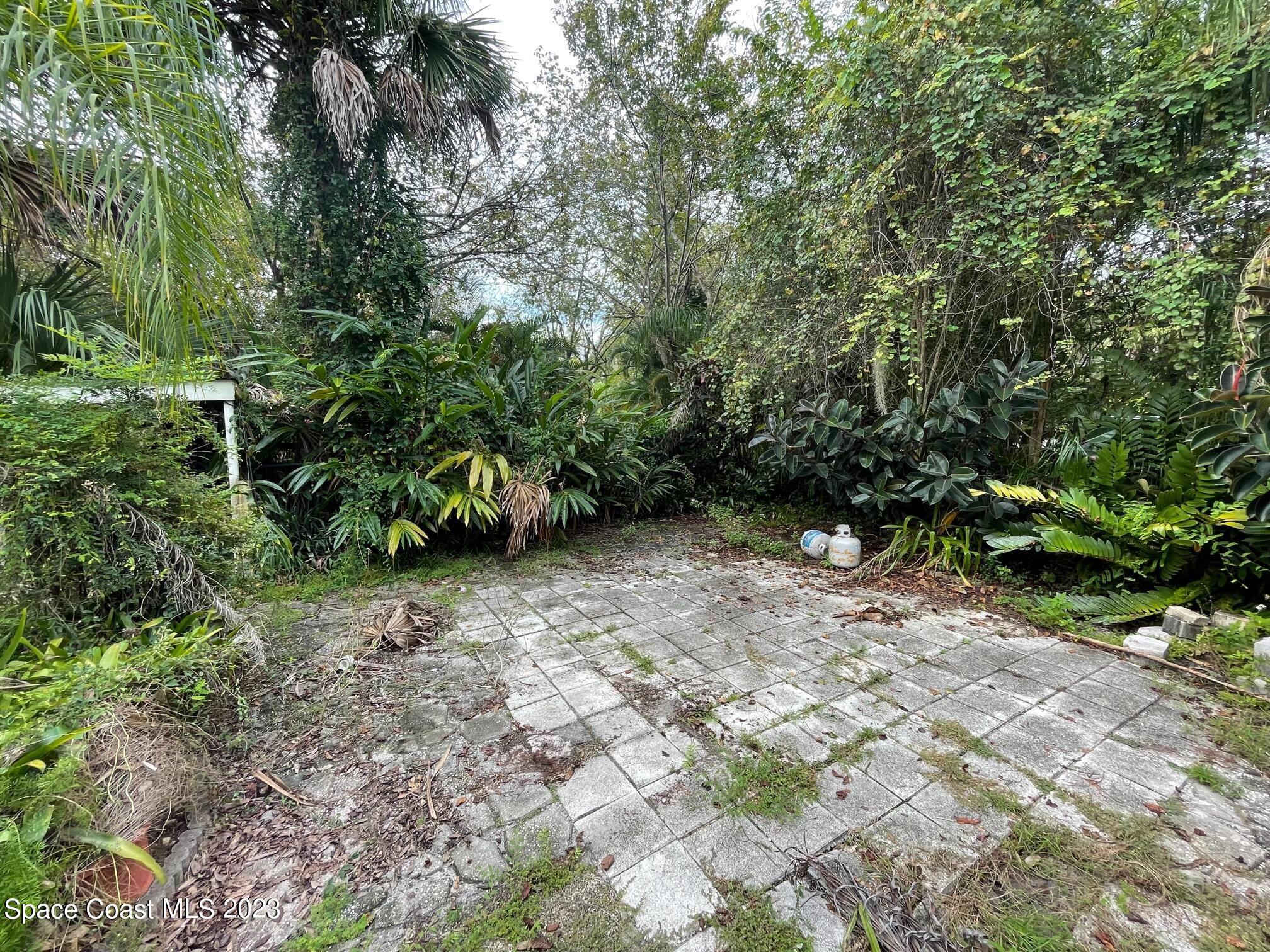 3395 Turtle Mound Road Melbourne, FL 32934 - Photo 7 of 48 a backyard of a house with lots of green space