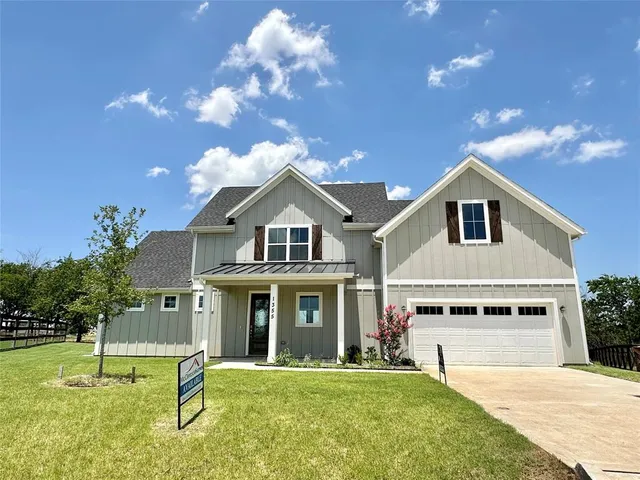 a view of a yard in front of house