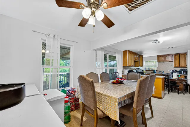 $949,000 | 1013 Battlebell Road, Highlands, TX 77562