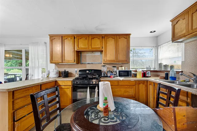 $949,000 | 1013 Battlebell Road, Highlands, TX 77562