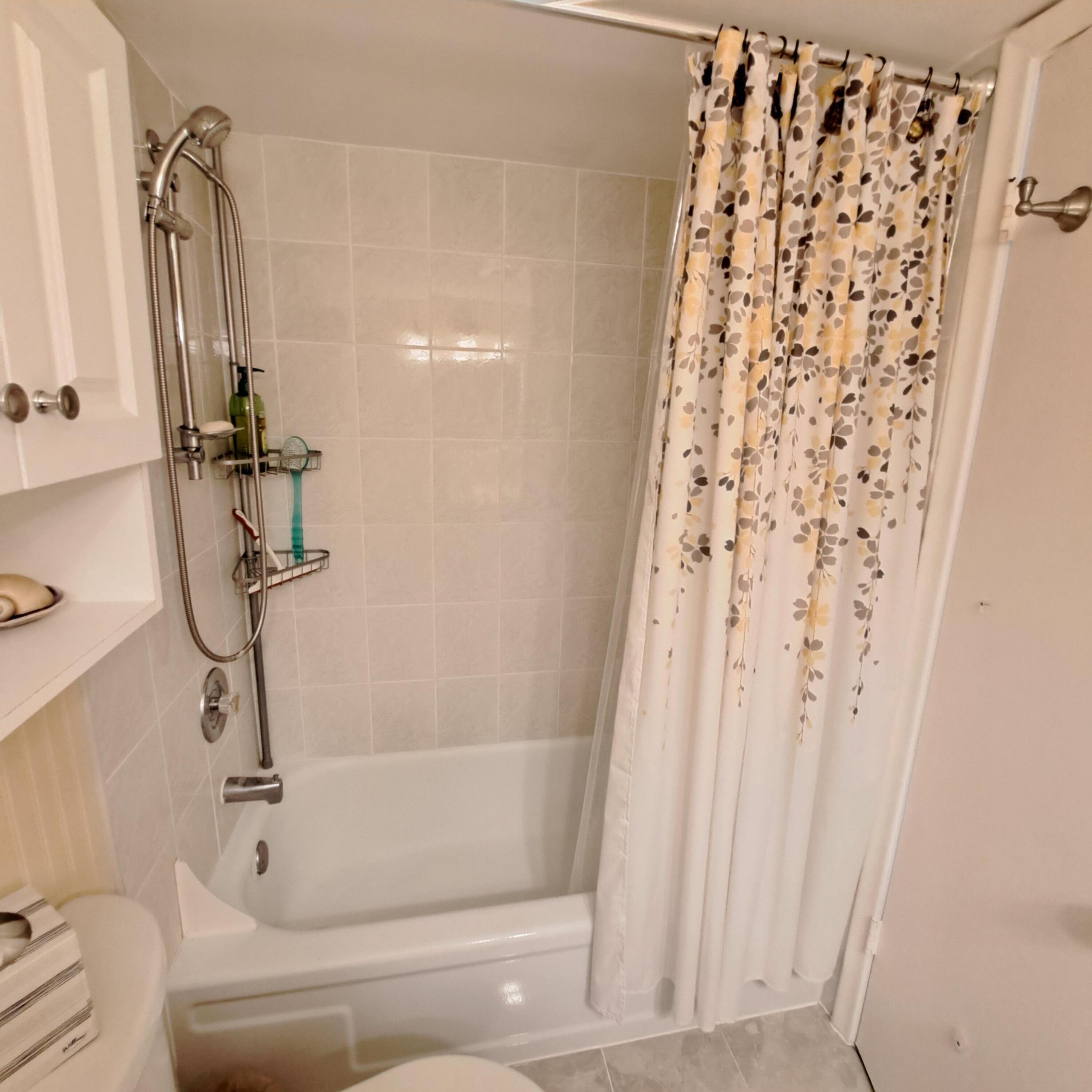 53 Northampton C West Palm Beach, FL 33417 - Photo 19 of 27 a bathroom with a bathtub