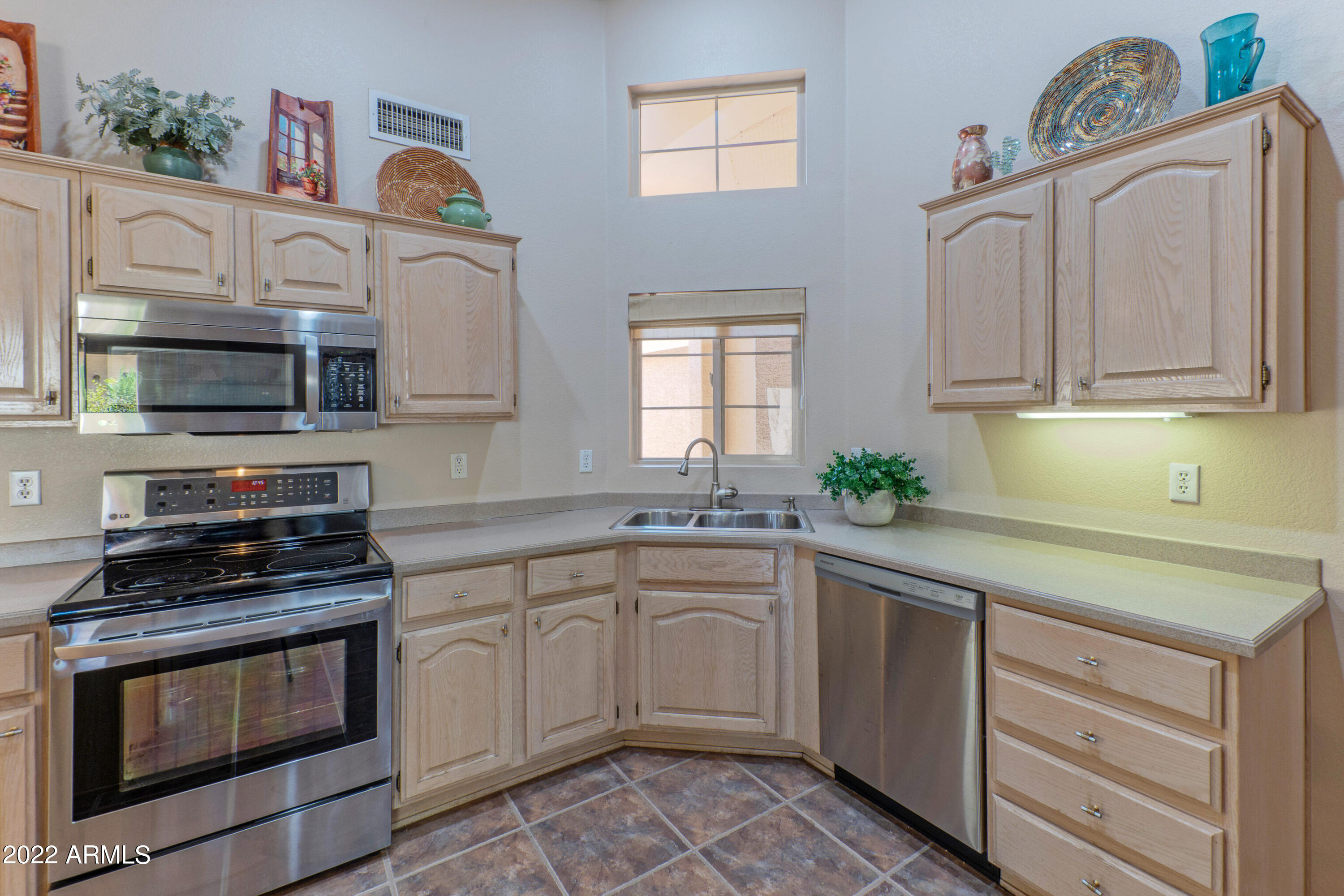 14788 Piccadilly Road Goodyear, AZ 85395 - Photo 8 of 21 14788 W-009-009-Kitchen 4-MLS_Size