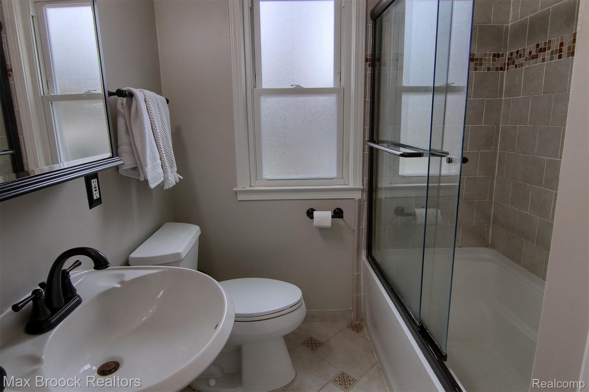 3431 Normandy Road Royal Oak, MI 48073 - Photo 21 of 31 20-2nd Bathroom.jpg